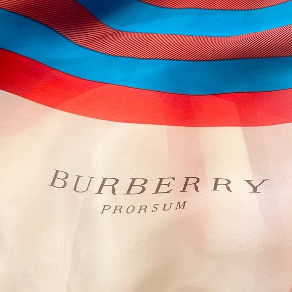 Burberry Scarf Stripes And Check Pattern Variation Of The Iconic Burberry Check - Picture 2 of 7